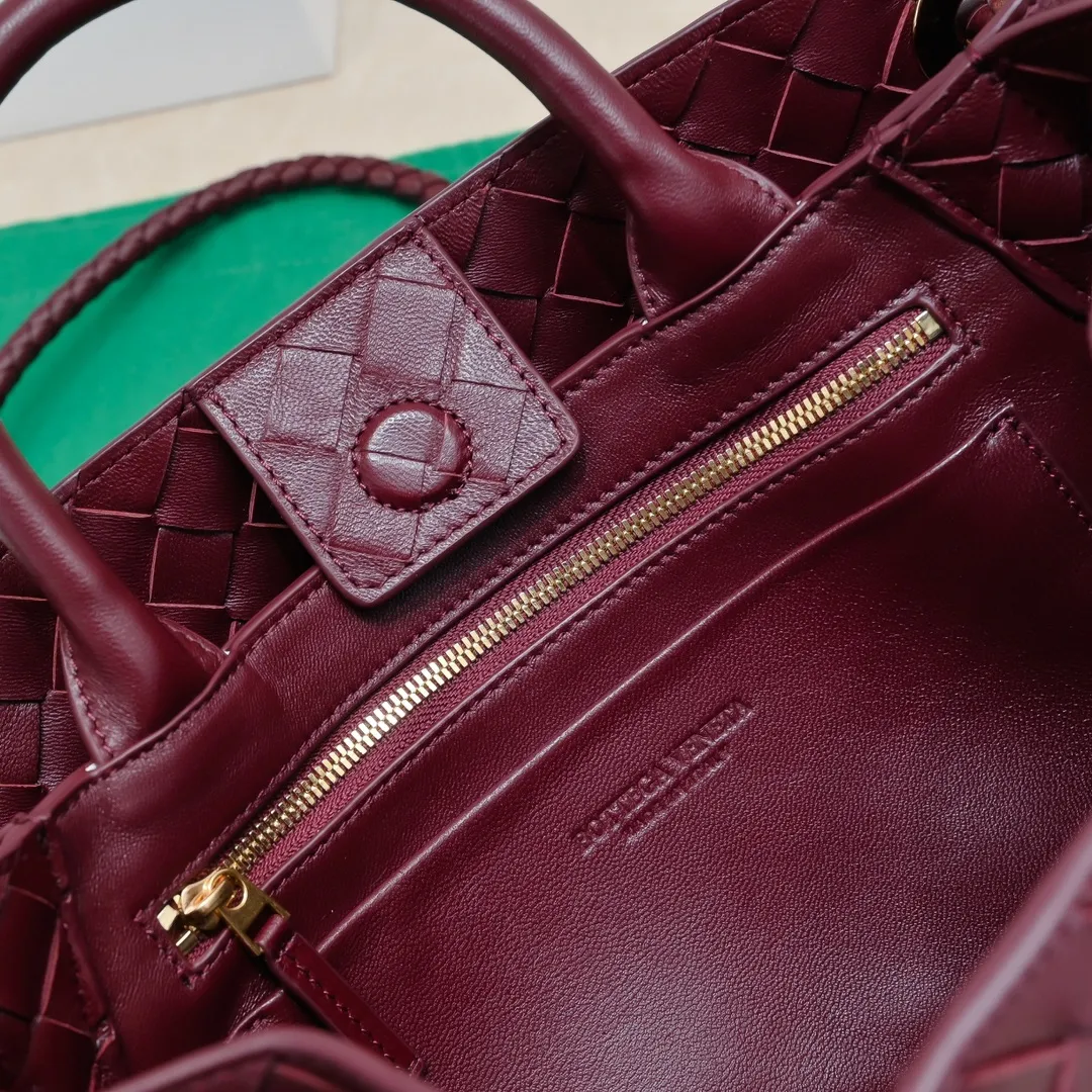 Batch 1960 #Bottega Veneta new horizontal Andiamo handbag, many stars have the same style 🎈 Classic full-body leather weaving with golden rope buckle, stable and chic enough [proud] The whole body is made of Nappa sheep leather, comfortable, soft and dynamic. The sliding metal rope buckle can adjust the shoulder strap, single shoulder / handbag / crossbody, multiple carrying methods, large bag capacity, suitable for commuting / daily / travel This bag is divided into small/medium/large sizes. There is always one that suits you, so take me with you🎀🎀 Size: 29x18x10 Model: 6463#